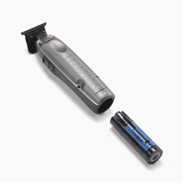 Maquina FXONE Lo-Pro Black Trimmer Babyliss Pro El color predominante es gris metálico, que cubre la mayor parte del cuerpo del dispositivo La zona de las cuchillas es de azul metálico, El lateral y parte trasera del mango presentan detalles en negro mate, lo que añade profundidad y resalta el diseño ergonómico. El logotipo "BaByliss PRO" aparece en negro y rojo en la parte superior del cuerpo, destacando sobre el fondo gris metálico. En la parte inferior, la inscripción "LOPROFX" está impresa en negro y rojo, reforzando la identidad visual de la marca H2o Akua