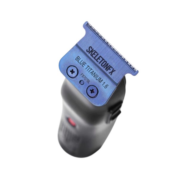 Maquina FXONE Lo-Pro Black Trimmer Babyliss Pro El color predominante es gris metálico, que cubre la mayor parte del cuerpo del dispositivo La zona de las cuchillas es de azul metálico, El lateral y parte trasera del mango presentan detalles en negro mate, lo que añade profundidad y resalta el diseño ergonómico. El logotipo "BaByliss PRO" aparece en negro y rojo en la parte superior del cuerpo, destacando sobre el fondo gris metálico. En la parte inferior, la inscripción "LOPROFX" está impresa en negro y rojo, reforzando la identidad visual de la marca H2o Akua