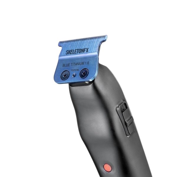 Maquina FXONE Lo-Pro Black Trimmer Babyliss Pro El color predominante es gris metálico, que cubre la mayor parte del cuerpo del dispositivo La zona de las cuchillas es de azul metálico, El lateral y parte trasera del mango presentan detalles en negro mate, lo que añade profundidad y resalta el diseño ergonómico. El logotipo "BaByliss PRO" aparece en negro y rojo en la parte superior del cuerpo, destacando sobre el fondo gris metálico. En la parte inferior, la inscripción "LOPROFX" está impresa en negro y rojo, reforzando la identidad visual de la marca H2o Akua