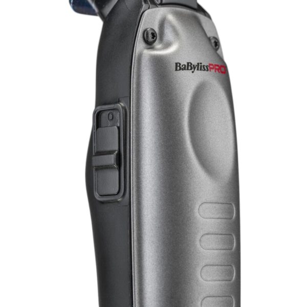 Maquina FXONE Lo-Pro Black Trimmer Babyliss Pro El color predominante es gris metálico, que cubre la mayor parte del cuerpo del dispositivo La zona de las cuchillas es de azul metálico, El lateral y parte trasera del mango presentan detalles en negro mate, lo que añade profundidad y resalta el diseño ergonómico. El logotipo "BaByliss PRO" aparece en negro y rojo en la parte superior del cuerpo, destacando sobre el fondo gris metálico. En la parte inferior, la inscripción "LOPROFX" está impresa en negro y rojo, reforzando la identidad visual de la marca H2o Akua