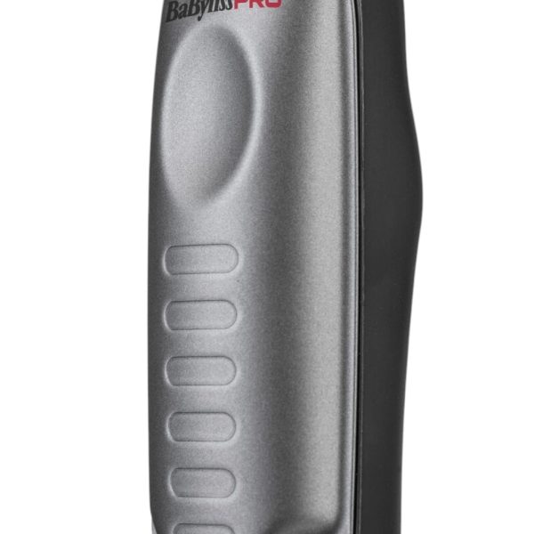Maquina FXONE Lo-Pro Black Trimmer Babyliss Pro El color predominante es gris metálico, que cubre la mayor parte del cuerpo del dispositivo La zona de las cuchillas es de azul metálico, El lateral y parte trasera del mango presentan detalles en negro mate, lo que añade profundidad y resalta el diseño ergonómico. El logotipo "BaByliss PRO" aparece en negro y rojo en la parte superior del cuerpo, destacando sobre el fondo gris metálico. En la parte inferior, la inscripción "LOPROFX" está impresa en negro y rojo, reforzando la identidad visual de la marca H2o Akua