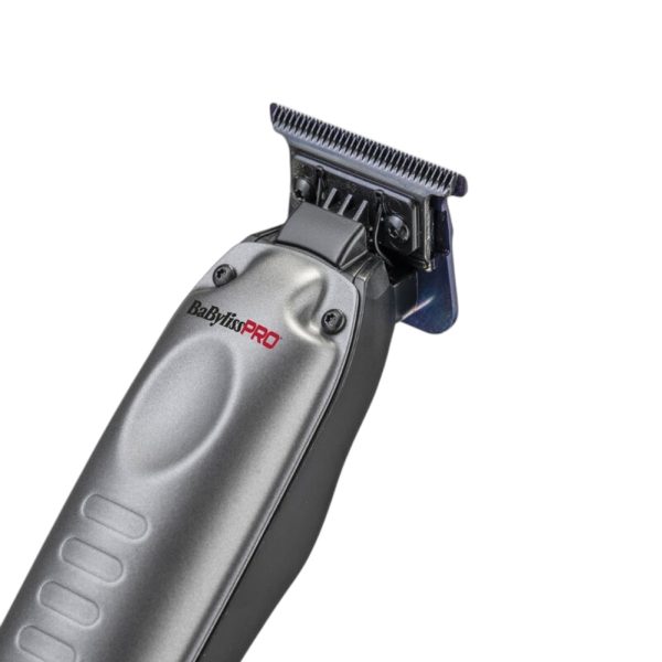 Maquina FXONE Lo-Pro Black Trimmer Babyliss Pro El color predominante es gris metálico, que cubre la mayor parte del cuerpo del dispositivo La zona de las cuchillas es de azul metálico, El lateral y parte trasera del mango presentan detalles en negro mate, lo que añade profundidad y resalta el diseño ergonómico. El logotipo "BaByliss PRO" aparece en negro y rojo en la parte superior del cuerpo, destacando sobre el fondo gris metálico. En la parte inferior, la inscripción "LOPROFX" está impresa en negro y rojo, reforzando la identidad visual de la marca H2o Akua