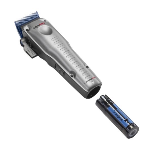 Maquina FXONE lo-pro Clipper Grey Babyliss pro El color predominante es gris metálico, que cubre la mayor parte del cuerpo del dispositivo La zona de las cuchillas es de azul metálico, El lateral y parte trasera del mango presentan detalles en negro mate, lo que añade profundidad y resalta el diseño ergonómico. El logotipo "BaByliss PRO" aparece en negro y rojo en la parte superior del cuerpo, destacando sobre el fondo gris metálico. En la parte inferior, la inscripción "LOPROFX" está impresa en negro y rojo, reforzando la identidad visual de la marca H2o Akua