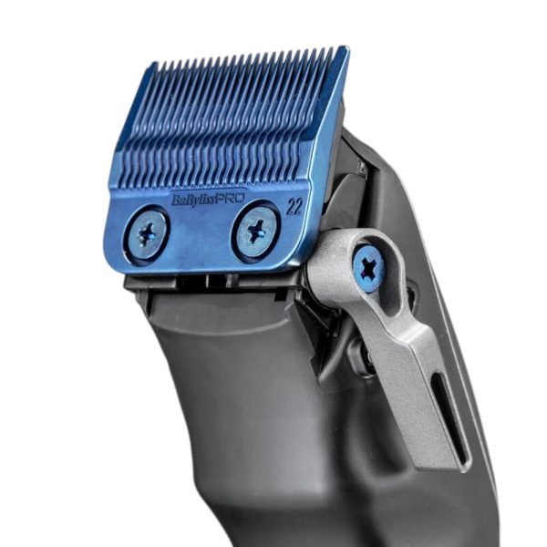 Maquina FXONE lo-pro Clipper Grey Babyliss pro El color predominante es gris metálico, que cubre la mayor parte del cuerpo del dispositivo La zona de las cuchillas es de azul metálico, El lateral y parte trasera del mango presentan detalles en negro mate, lo que añade profundidad y resalta el diseño ergonómico. El logotipo "BaByliss PRO" aparece en negro y rojo en la parte superior del cuerpo, destacando sobre el fondo gris metálico. En la parte inferior, la inscripción "LOPROFX" está impresa en negro y rojo, reforzando la identidad visual de la marca H2o Akua