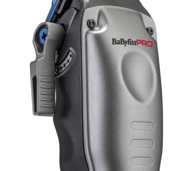 Maquina FXONE lo-pro Clipper Grey Babyliss pro El color predominante es gris metálico, que cubre la mayor parte del cuerpo del dispositivo La zona de las cuchillas es de azul metálico, El lateral y parte trasera del mango presentan detalles en negro mate, lo que añade profundidad y resalta el diseño ergonómico. El logotipo "BaByliss PRO" aparece en negro y rojo en la parte superior del cuerpo, destacando sobre el fondo gris metálico. En la parte inferior, la inscripción "LOPROFX" está impresa en negro y rojo, reforzando la identidad visual de la marca H2o Akua