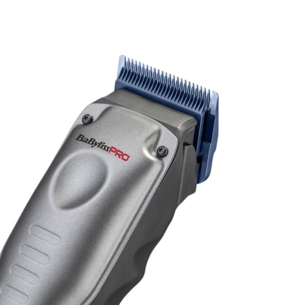 Maquina FXONE lo-pro Clipper Grey Babyliss pro El color predominante es gris metálico, que cubre la mayor parte del cuerpo del dispositivo La zona de las cuchillas es de azul metálico, El lateral y parte trasera del mango presentan detalles en negro mate, lo que añade profundidad y resalta el diseño ergonómico. El logotipo "BaByliss PRO" aparece en negro y rojo en la parte superior del cuerpo, destacando sobre el fondo gris metálico. En la parte inferior, la inscripción "LOPROFX" está impresa en negro y rojo, reforzando la identidad visual de la marca H2o Akua