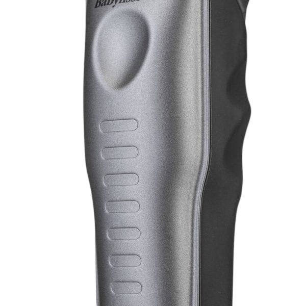 Maquina FXONE lo-pro Clipper Grey Babyliss pro El color predominante es gris metálico, que cubre la mayor parte del cuerpo del dispositivo La zona de las cuchillas es de azul metálico, El lateral y parte trasera del mango presentan detalles en negro mate, lo que añade profundidad y resalta el diseño ergonómico. El logotipo "BaByliss PRO" aparece en negro y rojo en la parte superior del cuerpo, destacando sobre el fondo gris metálico. En la parte inferior, la inscripción "LOPROFX" está impresa en negro y rojo, reforzando la identidad visual de la marca H2o Akua