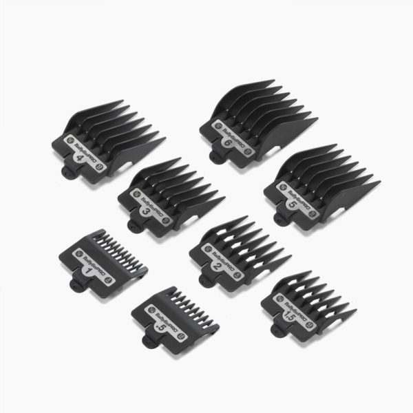 Maquina FXONE lo-pro Clipper Grey Babyliss pro El color predominante es gris metálico, que cubre la mayor parte del cuerpo del dispositivo La zona de las cuchillas es de azul metálico, El lateral y parte trasera del mango presentan detalles en negro mate, lo que añade profundidad y resalta el diseño ergonómico. El logotipo "BaByliss PRO" aparece en negro y rojo en la parte superior del cuerpo, destacando sobre el fondo gris metálico. En la parte inferior, la inscripción "LOPROFX" está impresa en negro y rojo, reforzando la identidad visual de la marca H2o Akua