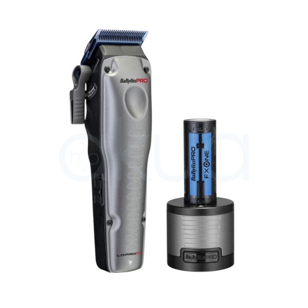 Maquina FXONE lo-pro Clipper Grey Babyliss pro El color predominante es gris metálico, que cubre la mayor parte del cuerpo del dispositivo La zona de las cuchillas es de azul metálico, El lateral y parte trasera del mango presentan detalles en negro mate, lo que añade profundidad y resalta el diseño ergonómico. El logotipo "BaByliss PRO" aparece en negro y rojo en la parte superior del cuerpo, destacando sobre el fondo gris metálico. En la parte inferior, la inscripción "LOPROFX" está impresa en negro y rojo, reforzando la identidad visual de la marca H2o Akua