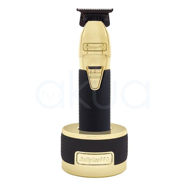 Maquina Gold Bosst+ Babyliss Pro El color predominante es dorado metálico, que cubre la mayor parte del cuerpo principal del dispositivo. La parte inferior y el mango presentan una textura en color negro mate con un patrón grabado, que aporta contraste y un acabado antideslizante. La cuchilla y la parte superior del dispositivo son de color negro H2o Akua