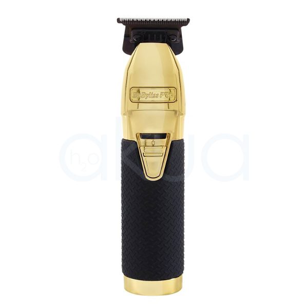 Maquina Gold Bosst+ Babyliss Pro El color predominante es dorado metálico, que cubre la mayor parte del cuerpo principal del dispositivo. La parte inferior y el mango presentan una textura en color negro mate con un patrón grabado, que aporta contraste y un acabado antideslizante. La cuchilla y la parte superior del dispositivo son de color negro H2o Akua