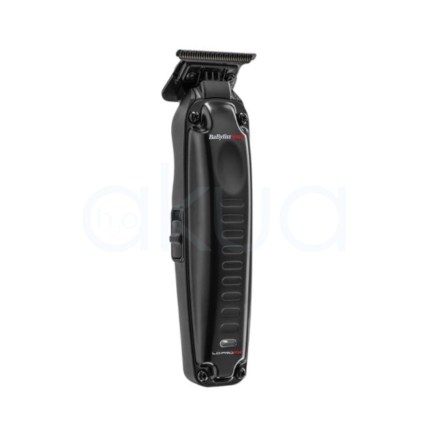 Maquina Lo-Pro Trimmer Babyliss pro El color predominante es negro mate, que cubre la mayor parte del cuerpo del dispositivo. Los detalles, como los botones y el logotipo "BaByliss PRO", están en blanco y rojo, lo que aporta contraste y resalta sobre el fondo oscuro. En la parte inferior, la inscripción "LOPROFX" aparece en blanco y rojo HJ2o Akua