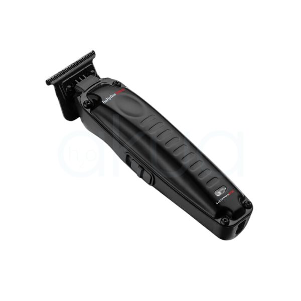 Maquina Lo-Pro Trimmer Babyliss pro El color predominante es negro mate, que cubre la mayor parte del cuerpo del dispositivo. Los detalles, como los botones y el logotipo "BaByliss PRO", están en blanco y rojo, lo que aporta contraste y resalta sobre el fondo oscuro. En la parte inferior, la inscripción "LOPROFX" aparece en blanco y rojo HJ2o Akua