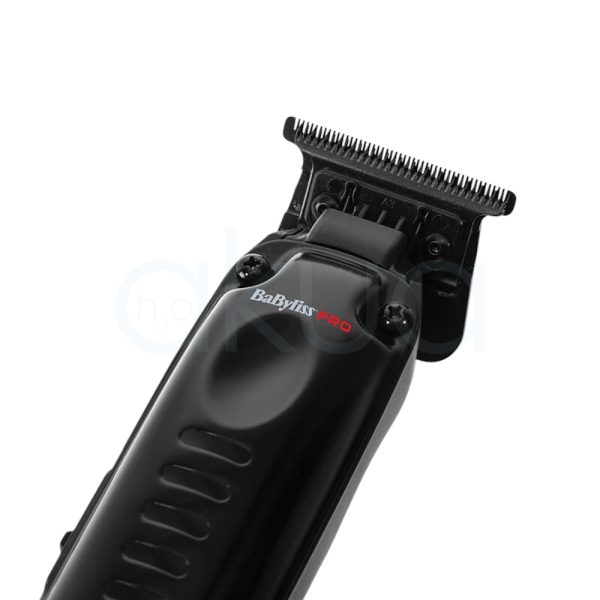 Maquina Lo-Pro Trimmer Babyliss pro El color predominante es negro mate, que cubre la mayor parte del cuerpo del dispositivo. Los detalles, como los botones y el logotipo "BaByliss PRO", están en blanco y rojo, lo que aporta contraste y resalta sobre el fondo oscuro. En la parte inferior, la inscripción "LOPROFX" aparece en blanco y rojo HJ2o Akua
