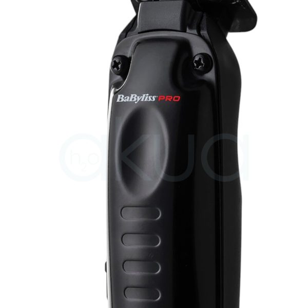 Maquina Lo-Pro Trimmer Babyliss pro El color predominante es negro mate, que cubre la mayor parte del cuerpo del dispositivo. Los detalles, como los botones y el logotipo "BaByliss PRO", están en blanco y rojo, lo que aporta contraste y resalta sobre el fondo oscuro. En la parte inferior, la inscripción "LOPROFX" aparece en blanco y rojo HJ2o Akua
