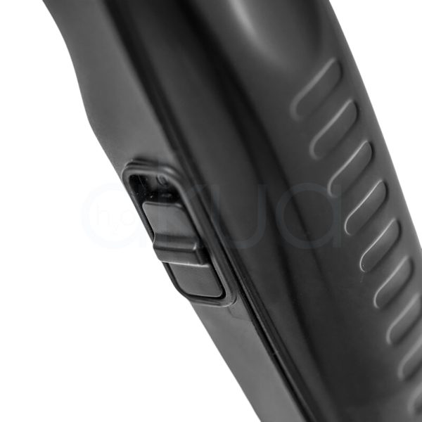 Maquina Lo-Pro Trimmer Babyliss pro El color predominante es negro mate, que cubre la mayor parte del cuerpo del dispositivo. Los detalles, como los botones y el logotipo "BaByliss PRO", están en blanco y rojo, lo que aporta contraste y resalta sobre el fondo oscuro. En la parte inferior, la inscripción "LOPROFX" aparece en blanco y rojo HJ2o Akua