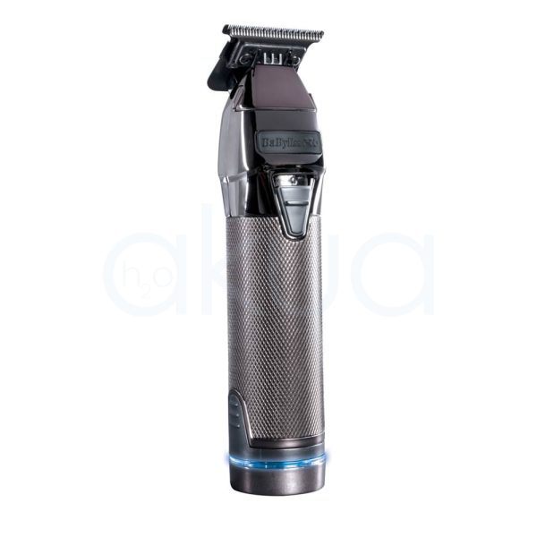 Maquina Snap trimmer Babyliss Pro El color predominante es gris metálico oscuro, presente en la base y el cuerpo principal del dispositivo. El recortador tiene detalles en negro brillante en la parte superior y en el cabezal de corte, así como una zona central con textura de gris plateado H2o Akua