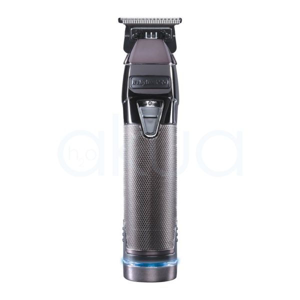 Maquina Snap trimmer Babyliss Pro El color predominante es gris metálico oscuro, presente en la base y el cuerpo principal del dispositivo. El recortador tiene detalles en negro brillante en la parte superior y en el cabezal de corte, así como una zona central con textura de gris plateado H2o Akua