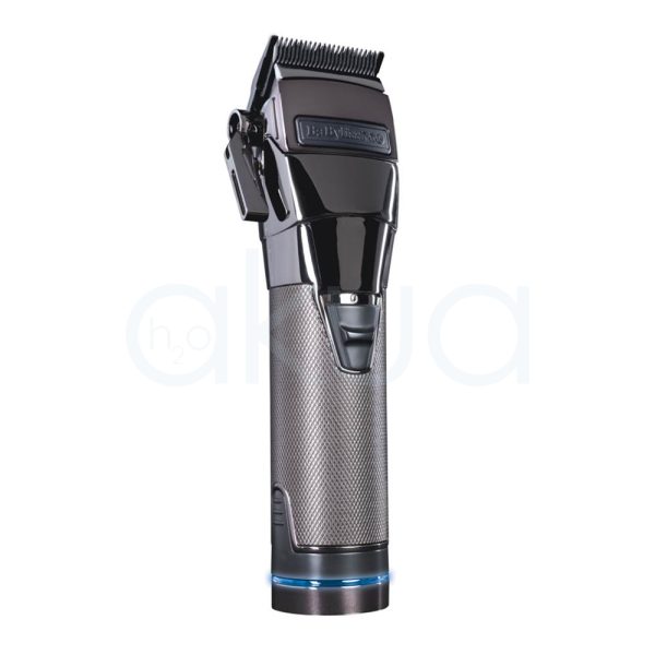 Maquina Snap Clipper Babyliss Pro El color predominante es gris metálico oscuro, presente en la base y el cuerpo principal del dispositivo. El recortador tiene detalles en negro brillante en la parte superior y en el cabezal de corte, así como una zona central con textura de gris plateado H2o Akua