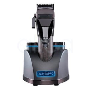 Maquina Snap Clipper Babyliss Pro El color predominante es gris metálico oscuro, presente en la base y el cuerpo principal del dispositivo. El recortador tiene detalles en negro brillante en la parte superior y en el cabezal de corte, así como una zona central con textura de gris plateado H2o Akua