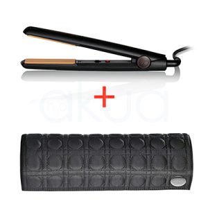 Plancha ghd Original Styler + neceser El color predominante en la plancha alisadora y en el estuche térmico que aparece en la parte inferior de la imagen es negro. Todo el cuerpo de la plancha, el cable y el estuche presentan este color. Dorado: Las placas alisadoras de la plancha son de color dorado, lo que contrasta con el negro del cuerpo. Rojo: El botón de encendido/apagado de la plancha tiene un pequeño detalle en color rojo, visible en el lateral..Gris oscuro: El estuche térmico muestra un diseño acolchado en gris oscuro, con un pequeño logotipo metálico en una esquina. H2o Akua