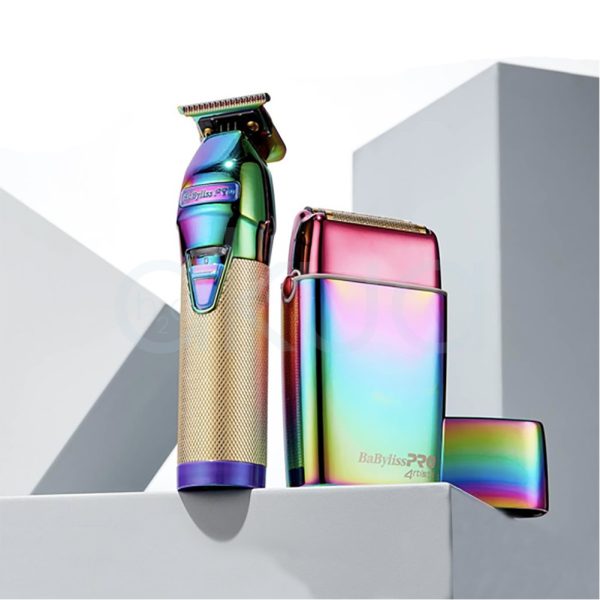 Pack ChameleonFX 4artists Babyliss pro El color es un degradado iridiscente y metálico que combina tonos de rosa, violeta, azul y amarillo. La parte superior de ambos dispositivos muestra principalmente rosa y violeta, mientras que la zona inferior y los laterales presentan transiciones suaves hacia azul y amarillo. El mango de la recortadora es dorado metálico con textura H2o Akua