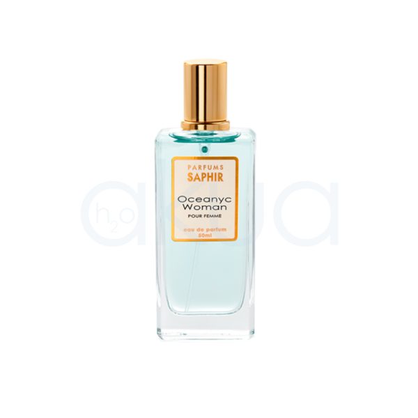 Perfume Saphir Mujer 50ml de cristal transparente con líquido de color azul claro en su interior. El tapón es dorado metálico y la etiqueta es blanca con detalles y borde en naranja, y letras en naranja y negro. H2o Akua