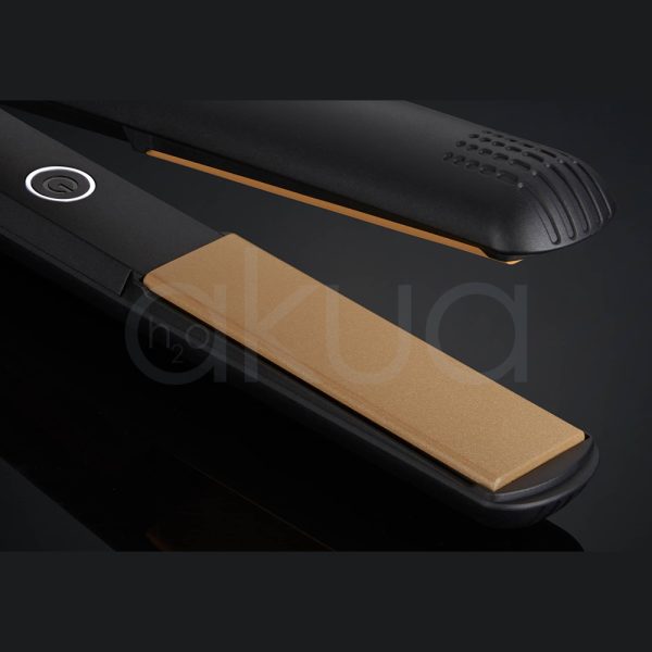 Plancha ghd Original Styler + neceser El color predominante en la plancha alisadora y en el estuche térmico que aparece en la parte inferior de la imagen es negro. Todo el cuerpo de la plancha, el cable y el estuche presentan este color. Dorado: Las placas alisadoras de la plancha son de color dorado, lo que contrasta con el negro del cuerpo. Rojo: El botón de encendido/apagado de la plancha tiene un pequeño detalle en color rojo, visible en el lateral..Gris oscuro: El estuche térmico muestra un diseño acolchado en gris oscuro, con un pequeño logotipo metálico en una esquina. H2o Akua