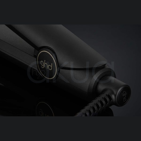 Plancha ghd Original Styler + neceser El color predominante en la plancha alisadora y en el estuche térmico que aparece en la parte inferior de la imagen es negro. Todo el cuerpo de la plancha, el cable y el estuche presentan este color. Dorado: Las placas alisadoras de la plancha son de color dorado, lo que contrasta con el negro del cuerpo. Rojo: El botón de encendido/apagado de la plancha tiene un pequeño detalle en color rojo, visible en el lateral..Gris oscuro: El estuche térmico muestra un diseño acolchado en gris oscuro, con un pequeño logotipo metálico en una esquina. H2o Akua