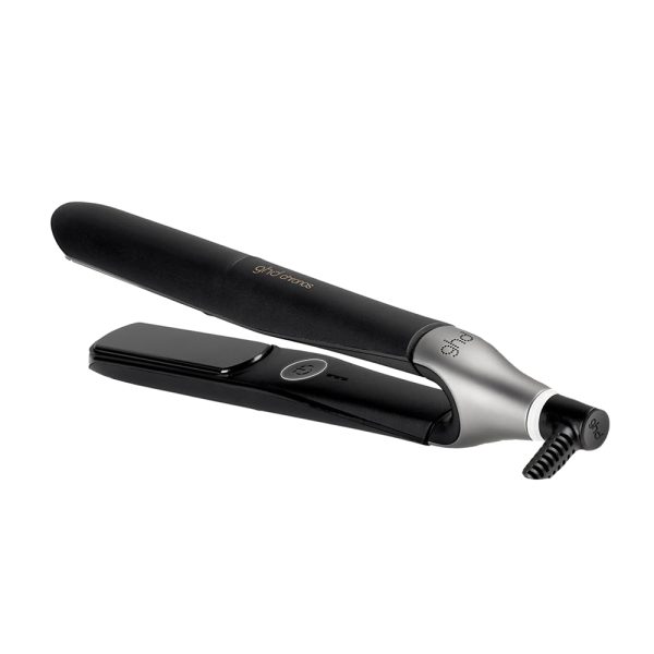 Plancha ghd Chronos negra El color principal es de color negro mate en la mayor parte de su cuerpo, con detalles en negro brillante en las placas. La zona cercana al cable tiene un acabado plateado metálico y un pequeño aro blanco en la base del mango H2o Akua