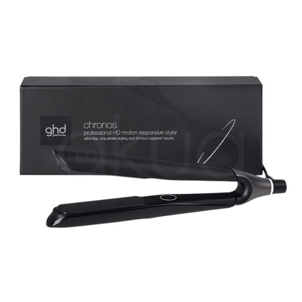 Plancha ghd Chronos negra El color principal es de color negro mate en la mayor parte de su cuerpo, con detalles en negro brillante en las placas. La zona cercana al cable tiene un acabado plateado metálico y un pequeño aro blanco en la base del mango H2o Akua