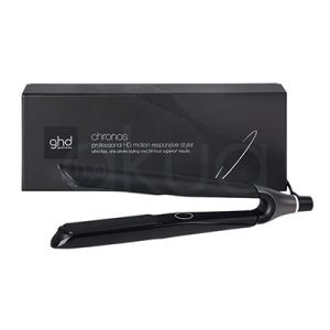 Plancha ghd Chronos negra El color principal es de color negro mate en la mayor parte de su cuerpo, con detalles en negro brillante en las placas. La zona cercana al cable tiene un acabado plateado metálico y un pequeño aro blanco en la base del mango H2o Akua