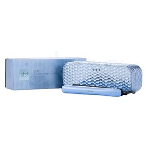 Plancha ghd Gold Blue Ice Collection de color azul claro en la parte exterior de su cuerpo, con un acabado mate. El interior, incluyendo las placas alisadoras y la base, es de color negro. Además, presenta detalles en gris en los botones y en la zona cercana al cable. El logotipo de la marca está impreso en color gris claro sobre el cuerpo azul H2o Akua