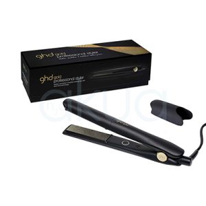 Plancha ghd Gold Styler core de color negro mate en la mayor parte de su cuerpo. Presenta detalles en negro brillante en las placas alisadoras y un botón circular con borde dorado cerca de la base del mango. El logotipo de la marca también está en dorado H2o Akua