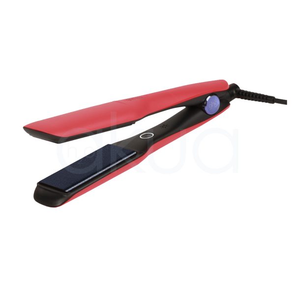 Plancha ghd Max Rojo vibrante La parte exterior de la plancha alisadora es de color rojo intenso, cubriendo la carcasa superior e inferior. Negro: El interior de la plancha, incluyendo las placas alisadoras y la base, es de color negro mate. Azul: El botón circular ubicado cerca de la bisagra es de color azul, con el logotipo de la marca en blanco. Blanco: El logotipo en el botón y un pequeño círculo en la zona de encendido son de color blanco. Detalles en negro brillante: Las placas alisadoras presentan un acabado negro brillante, en contraste con el cuerpo mate H2o Akua