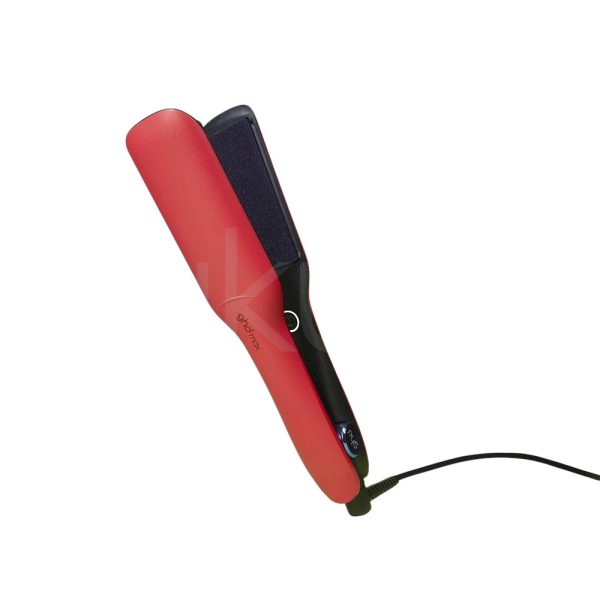 Plancha ghd Max Rojo vibrante La parte exterior de la plancha alisadora es de color rojo intenso, cubriendo la carcasa superior e inferior. Negro: El interior de la plancha, incluyendo las placas alisadoras y la base, es de color negro mate. Azul: El botón circular ubicado cerca de la bisagra es de color azul, con el logotipo de la marca en blanco. Blanco: El logotipo en el botón y un pequeño círculo en la zona de encendido son de color blanco. Detalles en negro brillante: Las placas alisadoras presentan un acabado negro brillante, en contraste con el cuerpo mate H2o Akua
