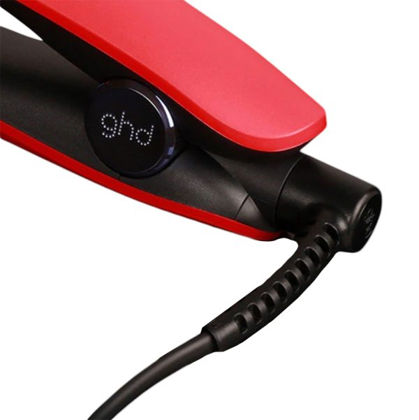 Plancha ghd Max Rojo vibrante La parte exterior de la plancha alisadora es de color rojo intenso, cubriendo la carcasa superior e inferior. Negro: El interior de la plancha, incluyendo las placas alisadoras y la base, es de color negro mate. Azul: El botón circular ubicado cerca de la bisagra es de color azul, con el logotipo de la marca en blanco. Blanco: El logotipo en el botón y un pequeño círculo en la zona de encendido son de color blanco. Detalles en negro brillante: Las placas alisadoras presentan un acabado negro brillante, en contraste con el cuerpo mate H2o Akua