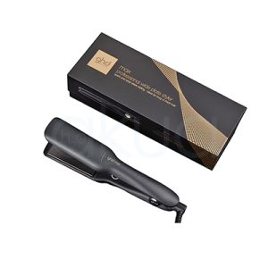 Plancha ghd Max core El color principal es negro mate cubriendo la mayor parte de su estructura. Negro brillante: Se observa en las placas alisadoras, que tienen un acabado más lustroso en contraste con el cuerpo mate, Blanco: Un pequeño detalle en forma de botón o aro decorativo cerca de la base del mango es de color blanco, Gris oscuro: En la zona cercana al cable, el acabado es de un tono gris oscuro o negro con textura H2o Akua