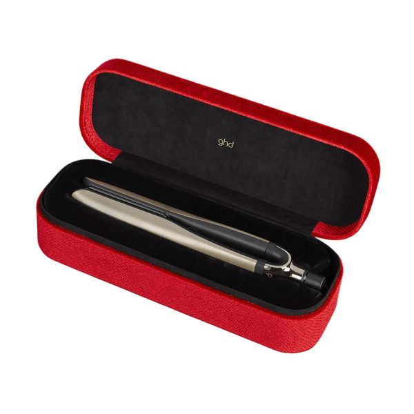 Plancha ghd Platinum+ Gran-Luxe Collection El estuche que contiene el producto es de un color rojo vibrante y llamativo, con un acabado texturizado que resalta su presencia. Negro: El interior del estuche está forrado en un material negro, que crea un contraste elegante y sobrio con el rojo exterior. Plateado metálico: La plancha tiene un cuerpo principal en color plateado metálico, con un acabado brillante y moderno. Negro mate: Algunas partes del producto, como el mango o la zona de agarre, son de color negro mate, H2o Akua