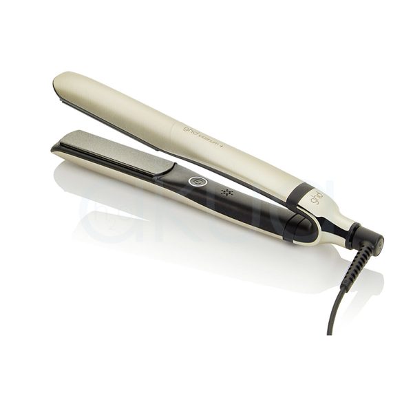 Plancha ghd Platinum+ Gran-Luxe Collection El estuche que contiene el producto es de un color rojo vibrante y llamativo, con un acabado texturizado que resalta su presencia. Negro: El interior del estuche está forrado en un material negro, que crea un contraste elegante y sobrio con el rojo exterior. Plateado metálico: La plancha tiene un cuerpo principal en color plateado metálico, con un acabado brillante y moderno. Negro mate: Algunas partes del producto, como el mango o la zona de agarre, son de color negro mate, H2o Akua