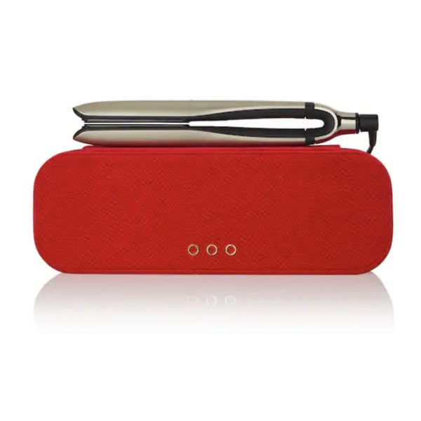 Plancha ghd Platinum+ Gran-Luxe Collection El estuche que contiene el producto es de un color rojo vibrante y llamativo, con un acabado texturizado que resalta su presencia. Negro: El interior del estuche está forrado en un material negro, que crea un contraste elegante y sobrio con el rojo exterior. Plateado metálico: La plancha tiene un cuerpo principal en color plateado metálico, con un acabado brillante y moderno. Negro mate: Algunas partes del producto, como el mango o la zona de agarre, son de color negro mate, H2o Akua