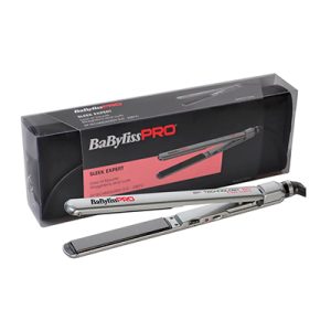 Plancha Sleek Expert Babyliss pro BAB2072EPE El color predominante es gris metalizado, que cubre todo el cuerpo y el mango de la plancha. Las placas alisadoras son de color negro brillante. El logotipo "BaByliss PRO" aparece en negro y rojo sobre el fondo gris metalizado H2o Akua