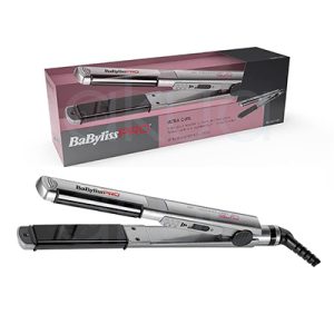 Plancha Ultracurl 25mm Babyliss pro BAB2071EP El color predominante es gris metálico brillante, que cubre la mayor parte del cuerpo de la plancha alisadora. Las placas alisadoras son de color negro brillante. Hay detalles en negro en la zona del cable y los botones, y el logotipo "BaByliss PRO" aparece en negro y rojo sobre el fondo gris metálico H2o Akua