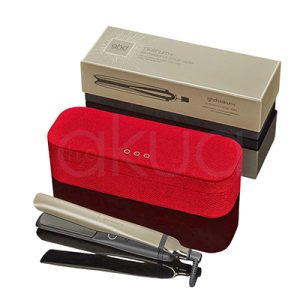 Plancha ghd Platinum+ Gran-Luxe Collection El estuche que contiene el producto es de un color rojo vibrante y llamativo, con un acabado texturizado que resalta su presencia. Negro: El interior del estuche está forrado en un material negro, que crea un contraste elegante y sobrio con el rojo exterior. Plateado metálico: La plancha tiene un cuerpo principal en color plateado metálico, con un acabado brillante y moderno. Negro mate: Algunas partes del producto, como el mango o la zona de agarre, son de color negro mate, H2o Akua