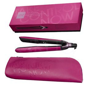 Plancha ghd platinum+ orquidea pink El color predominante tanto en la plancha alisadora como en el estuche es un tono fucsia o rosa intenso, que aporta un aspecto vibrante y llamativo al conjunto. Negro: Las placas alisadoras y parte del cuerpo de la plancha son de color negro, creando un contraste elegante con el fucsia. Gris metálico: La zona cercana al cable de la plancha presenta un acabado en gris metálico. Blanco: El logotipo y algunos detalles pequeños en la plancha están en color blanco, aportando visibilidad y contraste sobre el fondo fucsia y negro H2o Akua