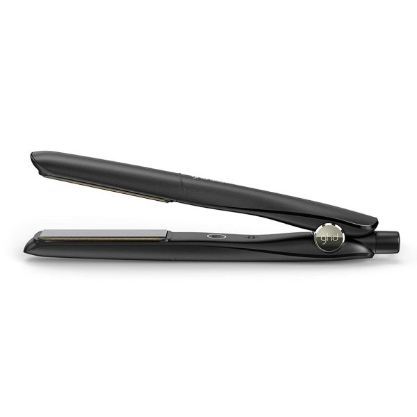 Plancha Gold Styler ghd core color negro mate con detalles metálicos en plateado y placas en el mismo color H2o Akua