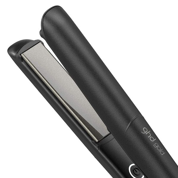 Plancha Gold Styler ghd core color negro mate con detalles metálicos en plateado y placas en el mismo color H2o Akua