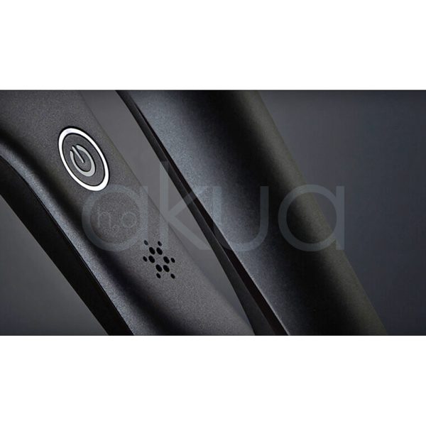 Plancha ghd Max core El color principal es negro mate cubriendo la mayor parte de su estructura. Negro brillante: Se observa en las placas alisadoras, que tienen un acabado más lustroso en contraste con el cuerpo mate, Blanco: Un pequeño detalle en forma de botón o aro decorativo cerca de la base del mango es de color blanco, Gris oscuro: En la zona cercana al cable, el acabado es de un tono gris oscuro o negro con textura H2o Akua