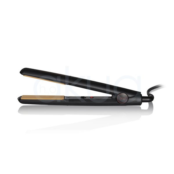 Plancha ghd Original Styler El color predominante es negro en el cuerpo de la plancha alisadora, incluyendo el mango, la carcasa y el cable. Dorado: Las placas alisadoras, tanto la superior como la inferior, son de color dorado, lo que aporta un contraste con el negro del cuerpo. Rojo: El botón circular cerca de la base del mango tiene un borde rojo y el logotipo "ghd" en el centro también es de color rojo. Gris oscuro: Algunos detalles en la zona de la bisagra y el cable presentan un tono gris oscuro. H2o Akua