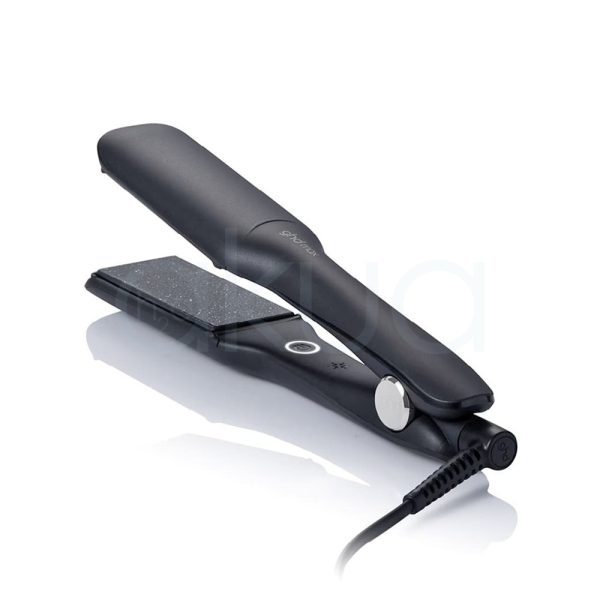 Plancha ghd platinum+ Gift set Negro: Es el color predominante en todos los elementos del set: la plancha alisadora, el cepillo y el estuche térmico presentan un acabado negro mate, lo que aporta un aspecto elegante y profesional. Gris oscuro: El estuche muestra un diseño texturizado en gris oscuro, con un ligero brillo que resalta el patrón geométrico. Blanco: El logotipo y el nombre de la marca en la plancha están impresos en color blanco, aportando contraste y visibilidad. Plateado metálico: El extremo del mango del cepillo y el botón circular de la plancha presentan detalles en plateado metálico H2o Akua